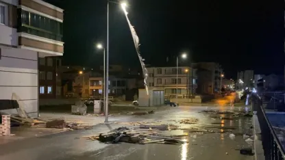 Yozgat'ta kuvvetli rüzgar çatılara ve ağaçlara zarar verdi