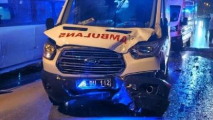 Yozgat'ta ambulans ile 2 otomobilin çarpıştığı kazada 7 kişi yaralandı