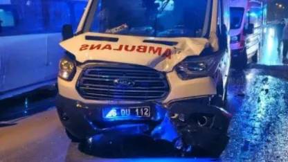 Yozgat'ta ambulans ile 2 otomobilin çarpıştığı kazada 7 kişi yaralandı