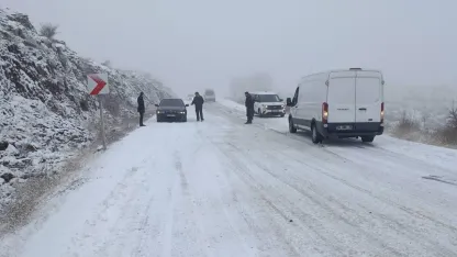 Ankara'da kar yağışı hayatı olumsuz etkiliyor