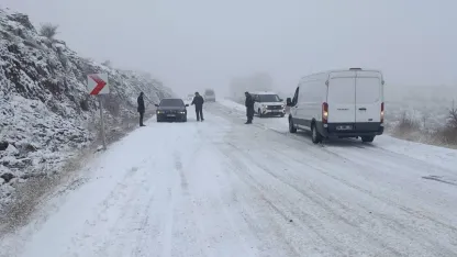 Ankara'da kar yağışı hayatı olumsuz etkiliyor