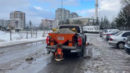 Melikgazi Belediyesinin karla mücadele çalışmaları sürüyor