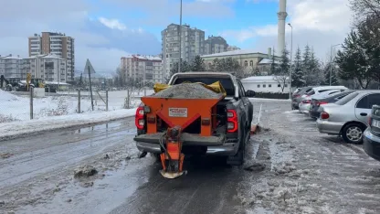 Melikgazi Belediyesinin karla mücadele çalışmaları sürüyor