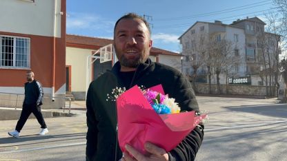 Evliliklerinden 7 yıl sonra dünyaya gelen kızının karne heyecanına ortak oldu