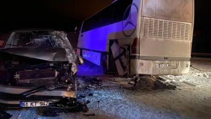 Çankırı'da servis otobüsü ile panelvanın çarpıştığı kazada 3 kişi yaralandı