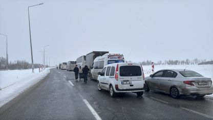 Sivas-Malatya kara yolu kar ve tipi nedeniyle ulaşıma kapandı
