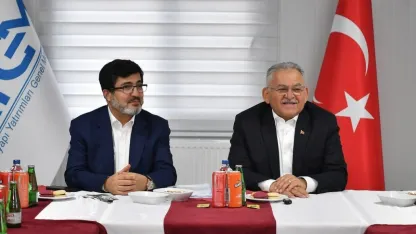 Kayseri'de tarihi Kapalı Çarşı esnafı, AA'nın "Yılın Kareleri" oylamasına katıldı