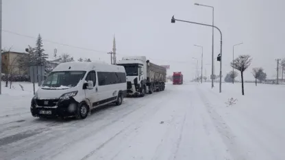 Şarkışla'da ulaşıma kar engeli