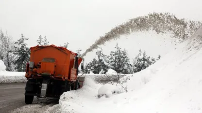 Beypazarı'nda karla mücadele devam ediyor