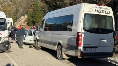 Konya'da minibüs ile otomobilin çarpıştığı kazada 1 kişi öldü, 1 kişi yaralandı