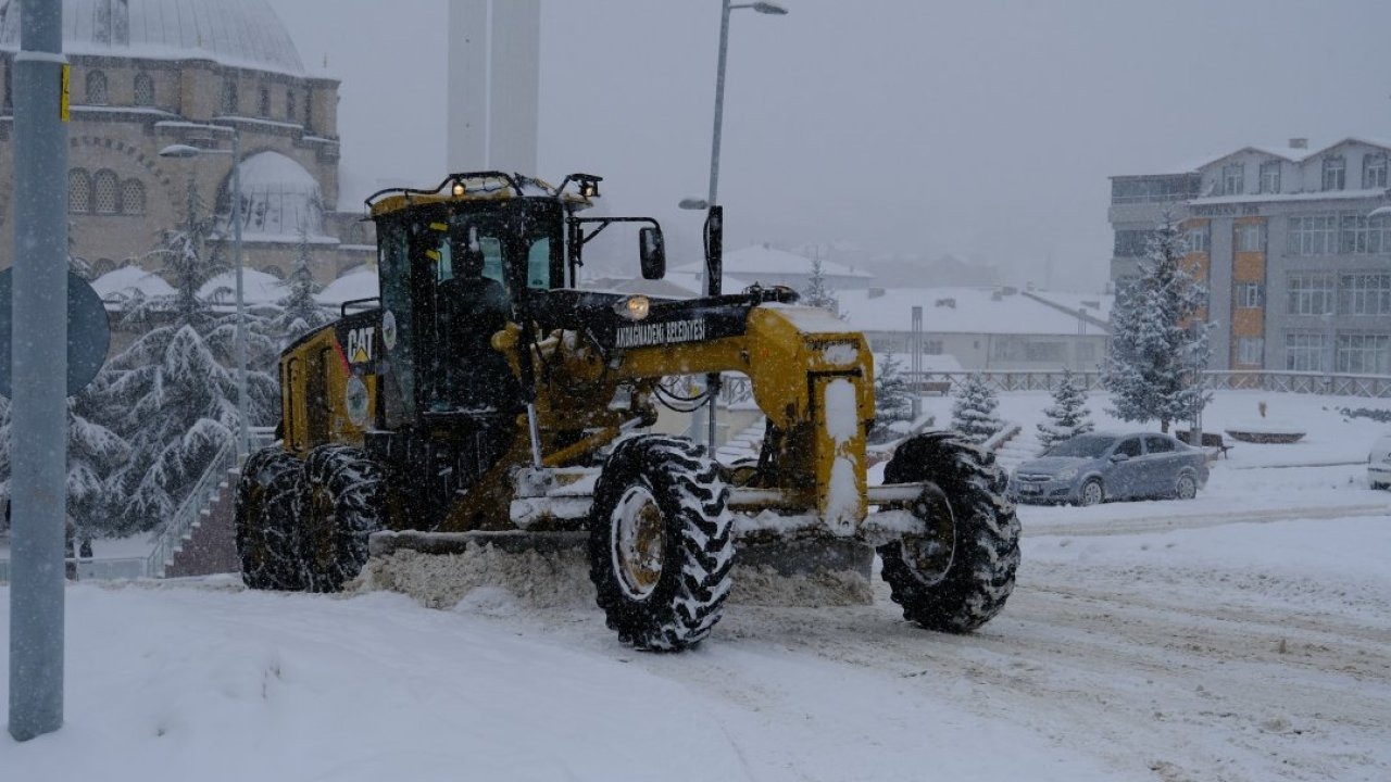 Akdağmadeni Belediyesi ekipleri karla mücadele çalışmalarını sürüyor