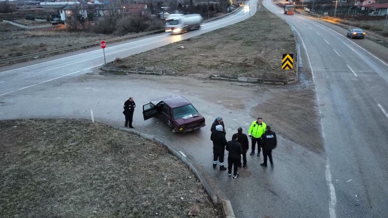 Bahşılı'da iki otomobilin çarpıştığı kazada 2 kişi yaralandı