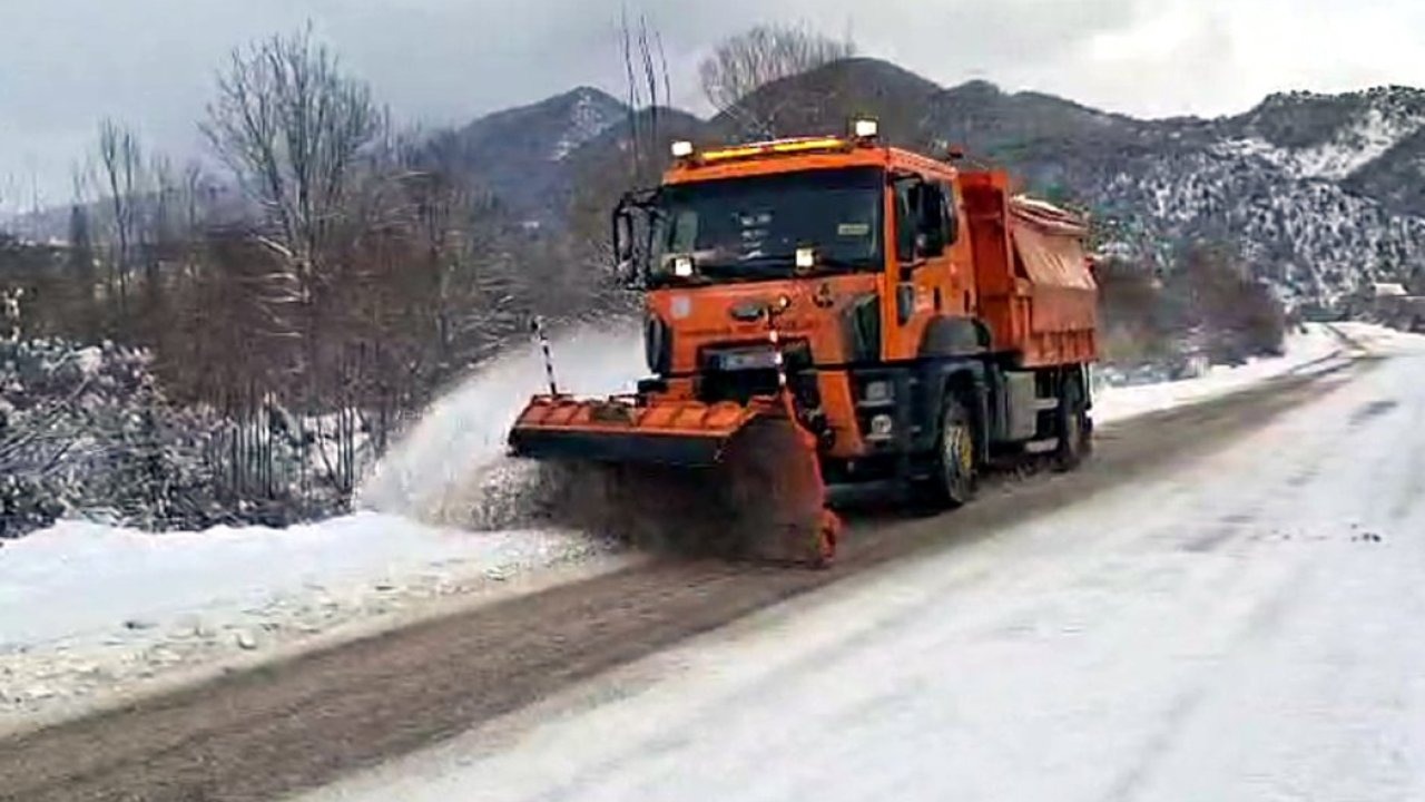 Beypazarı’nda karla mücadele çalışmaları sürüyor