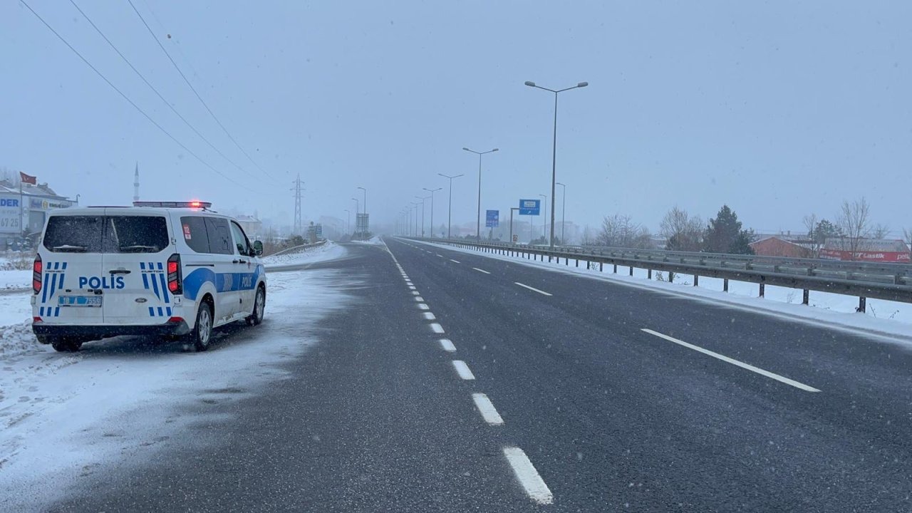 Çankırı'da D-100 kara yolunun Çerkeş bölümünde ağır tonajlı araçların geçişine izin verilmiyor