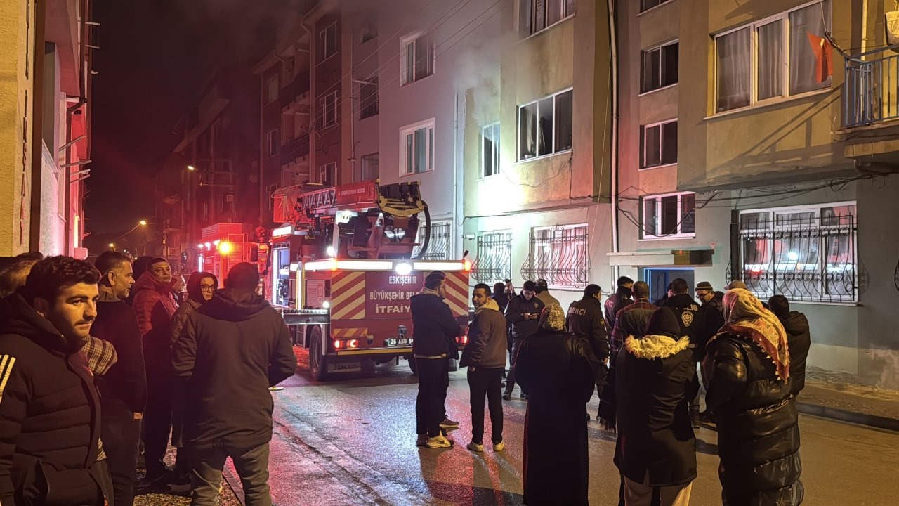 Eskişehir'de 3 katlı binada çıkan yangın söndürüldü