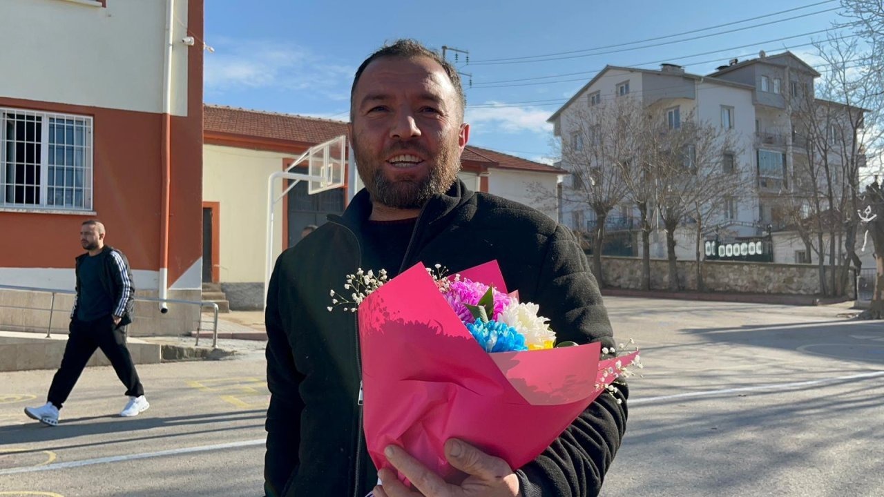 Evliliklerinden 7 yıl sonra dünyaya gelen kızının karne heyecanına ortak oldu