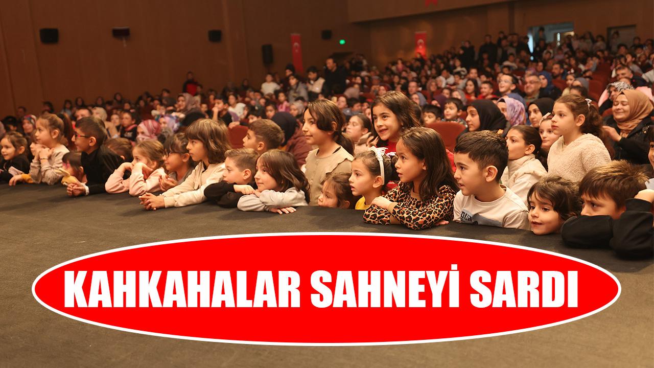 Kahkahalar sahneyi sardı