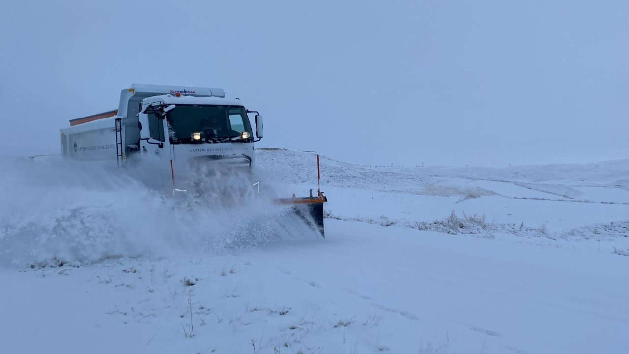 Kayseri'de kar ve tipi nedeniyle kapanan 149 mahalle yolunu açma çalışmaları sürüyor