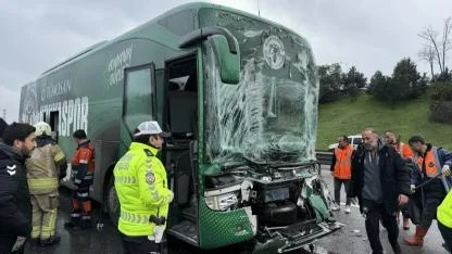 Konyaspor takım otobüsü kaza yaptı