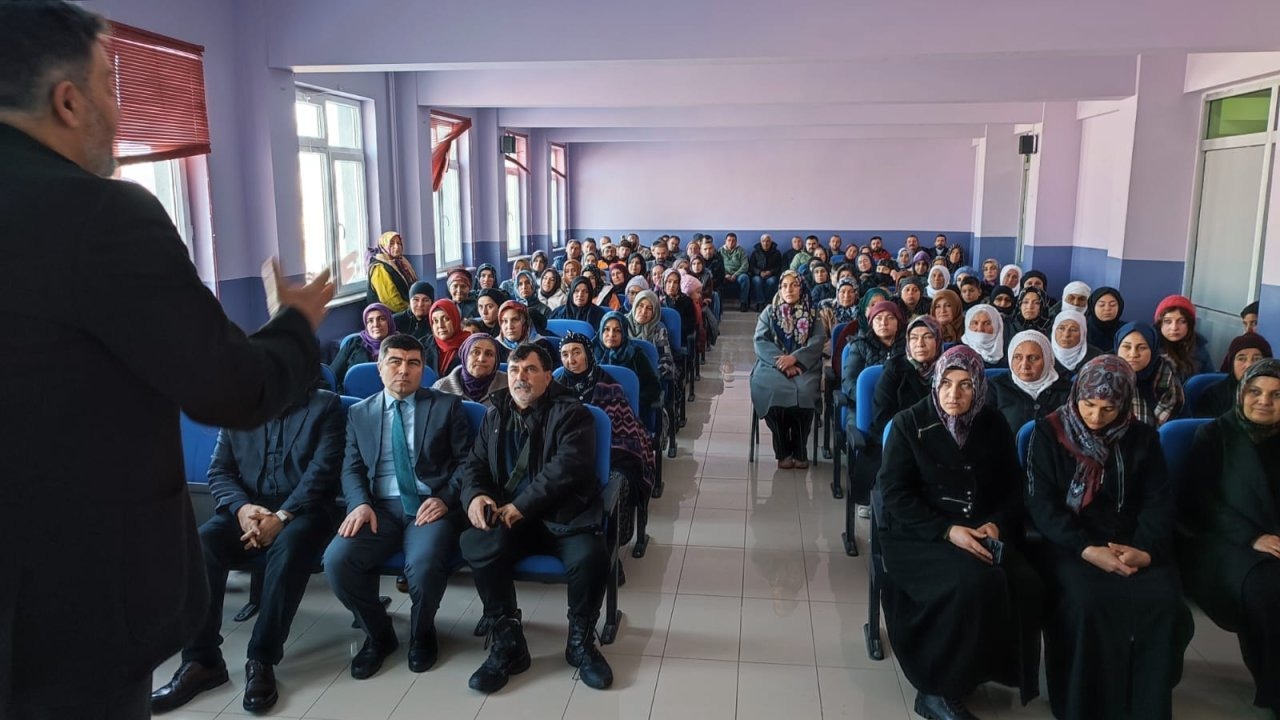 Sarıoğlan'da "Ailem Benim Her Şeyim" semineri düzenlendi