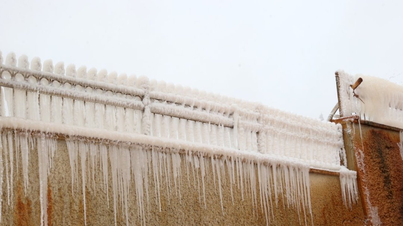 "Sivas'ın Pamukkale"si Altınkale'de buz sarkıtları oluştu