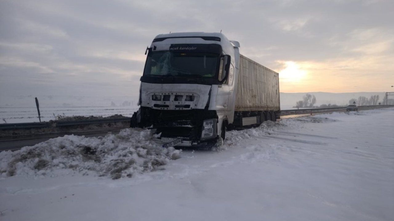 Sivas'ta buzlanma nedeniyle meydana gelen kazalarda 3 kişi yaralandı