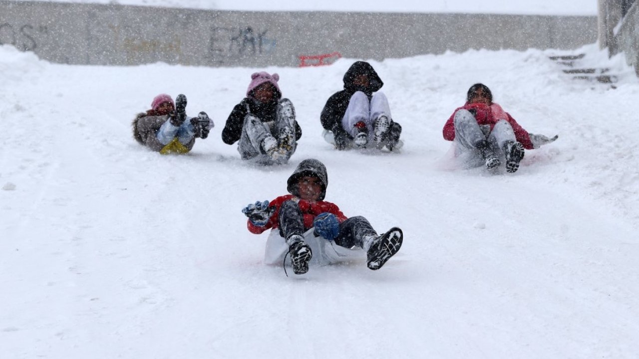 Sivas'ta çocuklar karda poşet ve tepsilerle kayarak yılbaşı tatilinin keyfini çıkardı