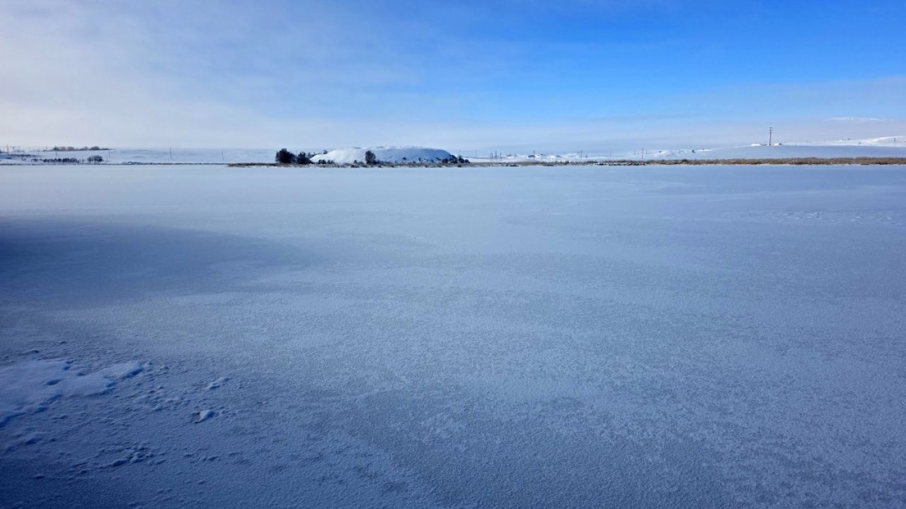 Sivas'ta Hafik Gölü'nün yüzeyi buz tuttu
