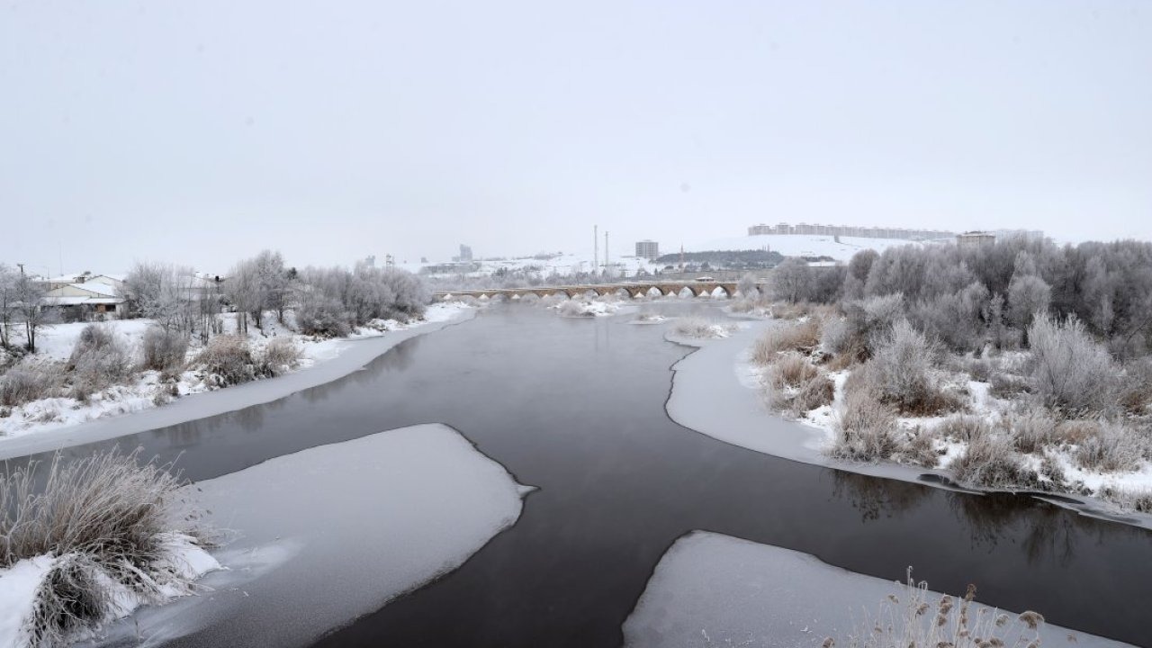Sivas'ta Kızılırmak Nehri'nin bazı kısımları buz tuttu