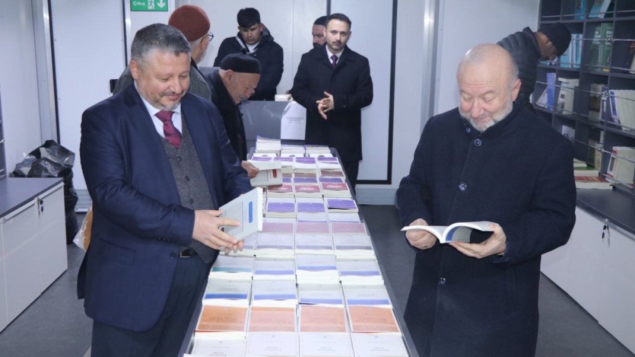 TTK'nin mobil kitap satış mağazası, Çankırı'da okuyucuyla buluştu