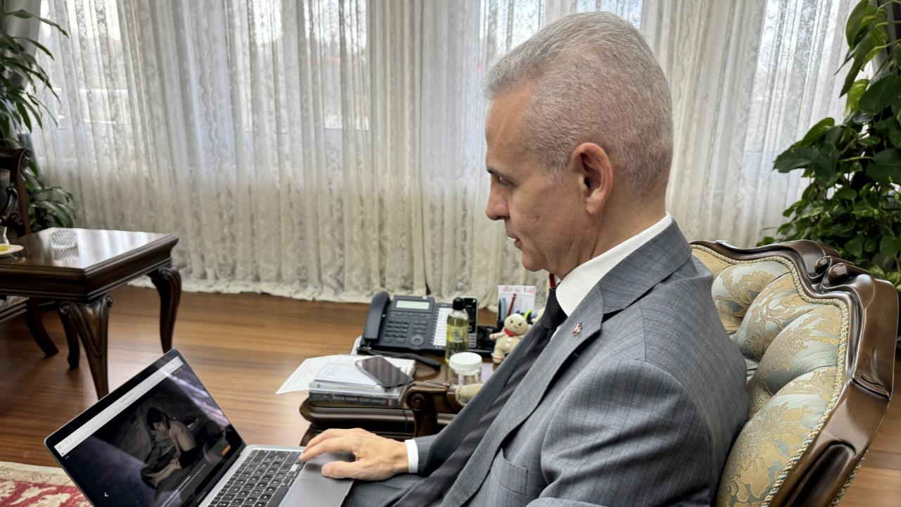 Vali Çiçekli oyunu kullandı