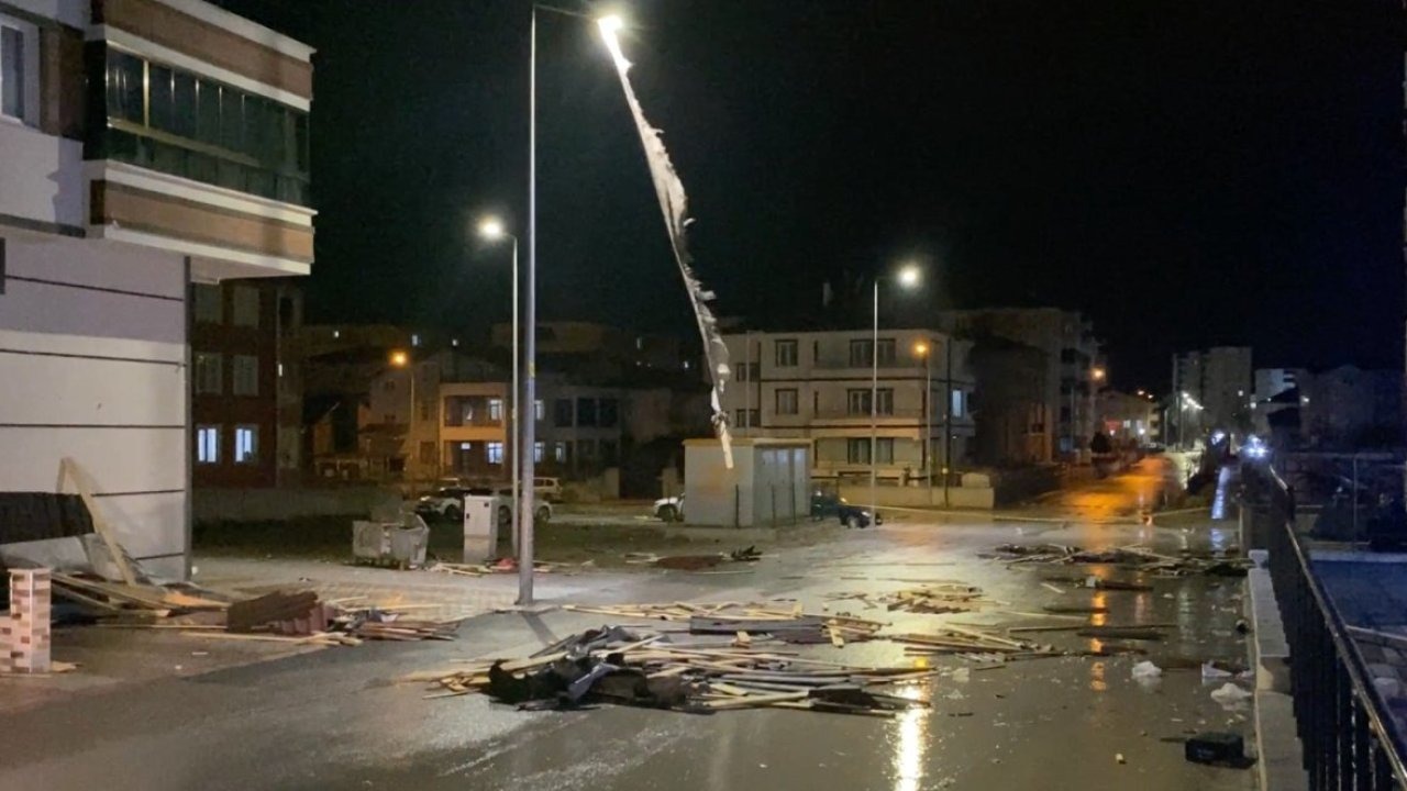 Yozgat'ta kuvvetli rüzgar çatılara ve ağaçlara zarar verdi