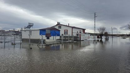 Sivas'ta sağanak ve eriyen kar su baskınlarına neden oldu