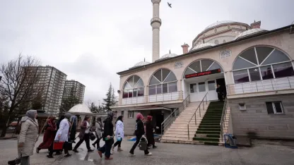 Gönüllü kadınlar, ramazan öncesi camileri titizlikle temizliyor