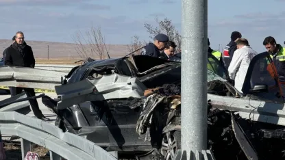 Karaman'da otomobilin bariyere çarptığı kazada 2 kişi öldü, 1 çocuk yaralandı