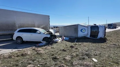 Sivas'ta zincirleme trafik kazasında 2 kişi yaralandı