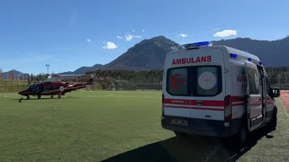 Konya'da cuma namazında kalp krizi geçiren kişi hava ambulansıyla hastaneye kaldırıldı