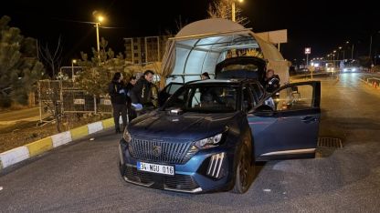 İnternetten cep telefonu satan kişileri sahte altınla dolandıran 2 zanlı yakalandı