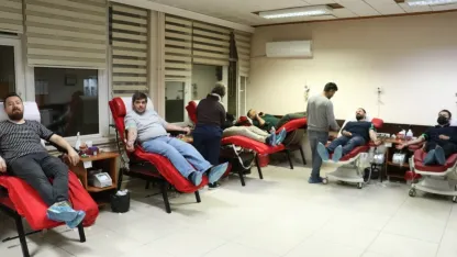 Kayseri'de öğretmenler iftar sonrası kanser hastası çocuklar için kan bağışı yaptı