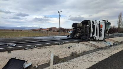 Kayseri'de devrilen akaryakıt yüklü tankerin sürücüsü yaralandı