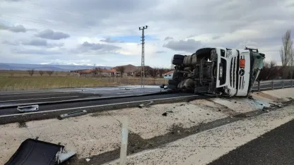 Kayseri'de devrilen akaryakıt yüklü tankerin sürücüsü yaralandı