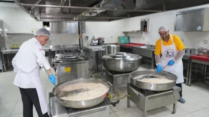 Çubuk'ta kurulan iftar çadırında vatandaşlar bir araya geliyor