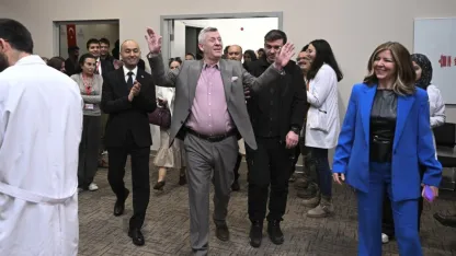 Şarkıcı Metin Şentürk "Benim Hikayem" etkinliğinde hastalarla buluştu