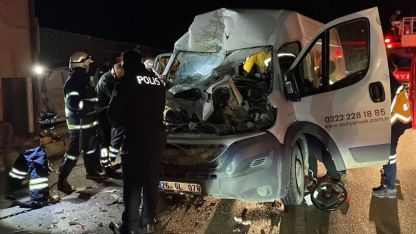 Eskişehir'de park halindeki tıra çarpan minibüsteki 2 kişi ağır yaralandı