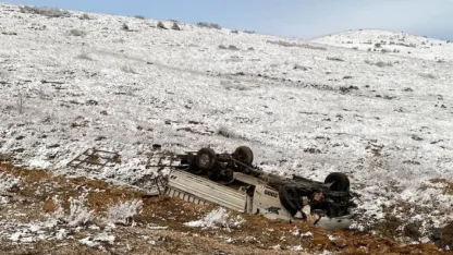 Konya'da şarampole devrilen kamyonetteki 4 kişi yaralandı