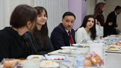 Kayseri Valisi Çiçek, öğrencilerle iftar yaptı