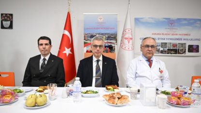 Sağlık Bakanı Kemal Memişoğlu, sağlık çalışanlarıyla iftarda bir araya geldi: