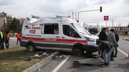 Niğde'de ambulans ile hafif ticari aracın çarpıştığı kazada 3 kişi yaralandı
