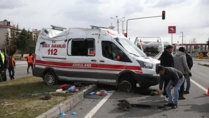 Niğde'de ambulans ile hafif ticari aracın çarpıştığı kazada 3 kişi yaralandı
