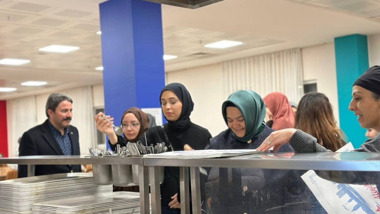 AK Parti Eskişehir Milletvekili Ayşen Gürcan, sahurda öğrencilerle bir araya geldi